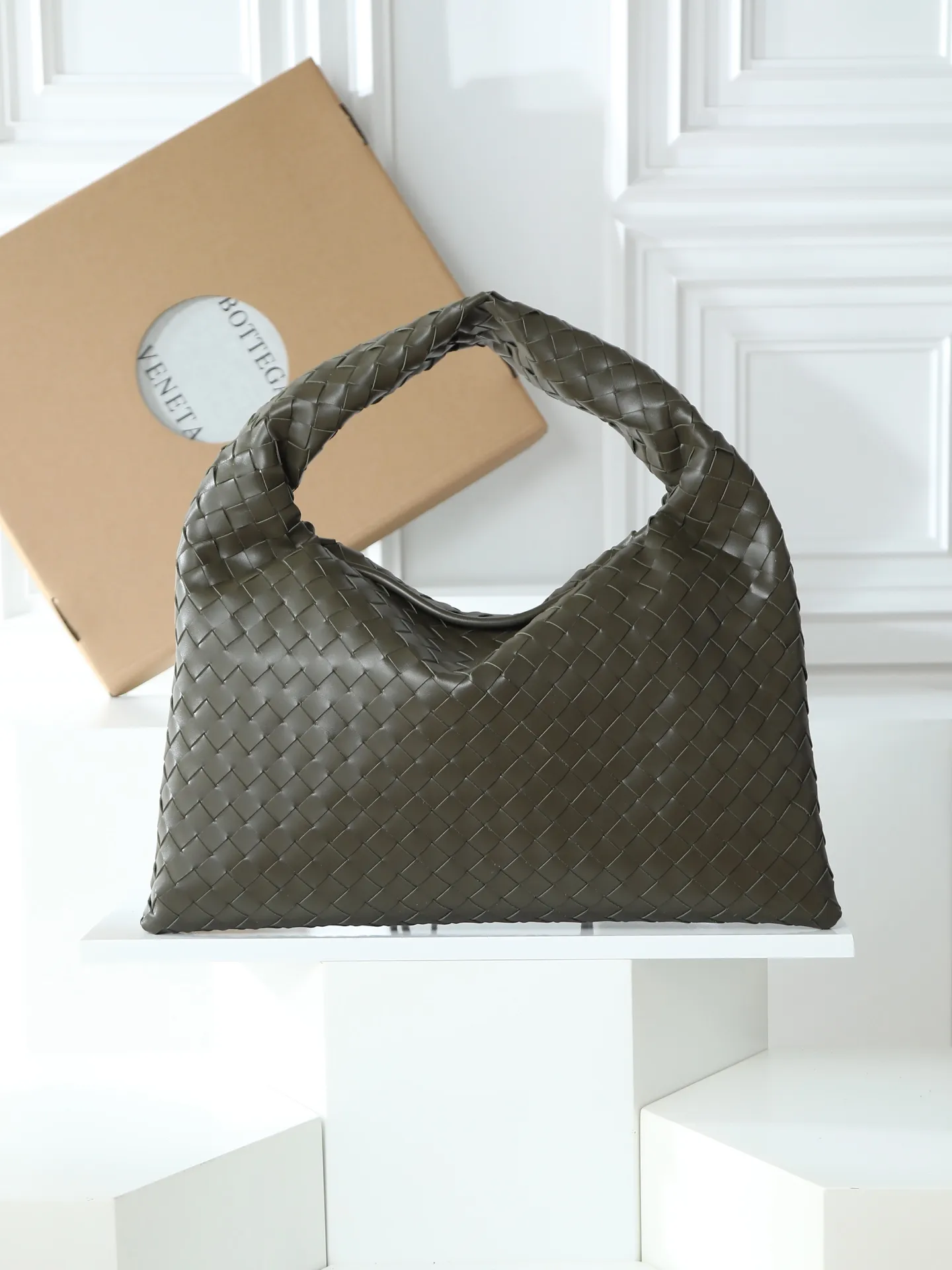 1180. #Bv’s new medium size HO 796262. The bag body and handles are made of a whole piece of woven leather. The bag body is soft and lazy. Ho symbolizes the praise of innovation and eternal craftsmanship [love]. The pyramid silhouette combines practicality and fashion. It is modern and casual. The double-sided closure design of the bag mouth is more convenient and safe! Made of soft cowhide and full of texture, this is a must-have for fashionable ladies who like minimalism, comfort and casualness! Dimensions: 46x21x10
